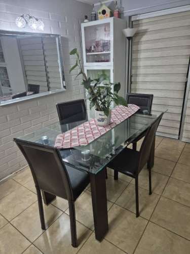 <p>Se vende comedor vidrio rectangular con 6 sillas en excelente estado.</p>