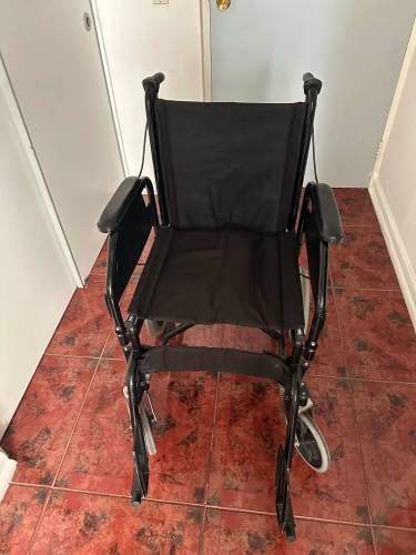 <p>Vendo Silla de ruedas geriatrica</p>