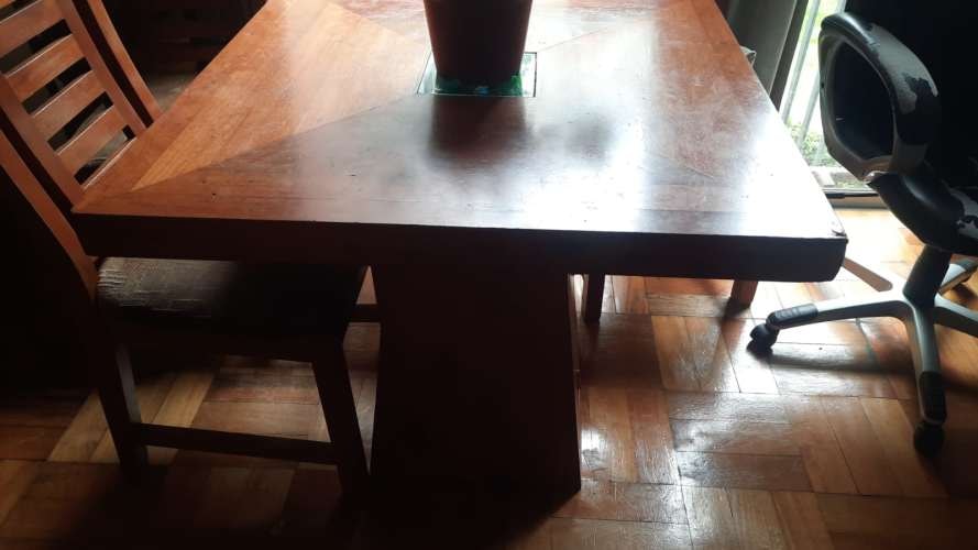 <p>Se vende mesa de comedor</p>