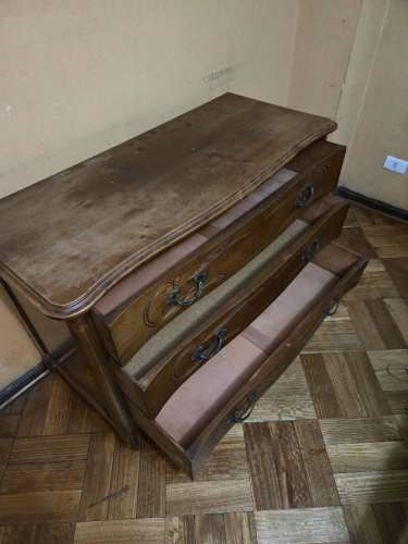 <p>Cómoda y velador antiguos</p>
