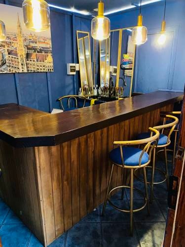 <p>Preciosa barra de un local aleman para un restaurante, cafetería o en la casa. Trabajo de carpintería. 270 cm</p>