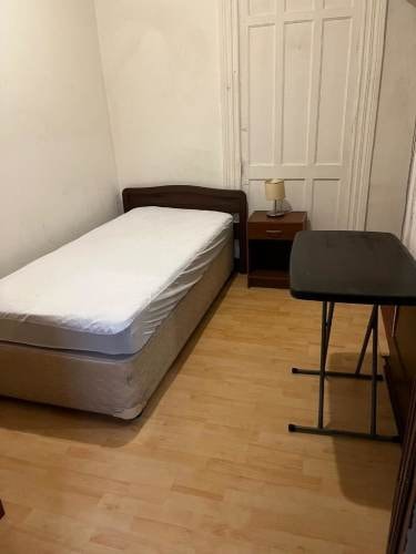 <p>Pieza amoblada Solo Chilenos</p> image