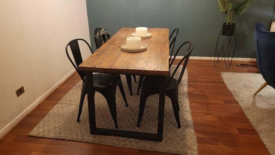 <p>Juego Mesa de comedor madera y fierro para 6 personas más 4 sillas Tolix</p>