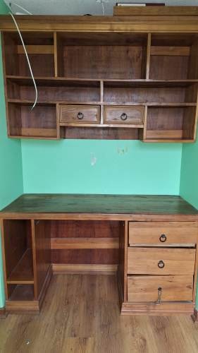 <p>Se vende escritorio de madera</p>