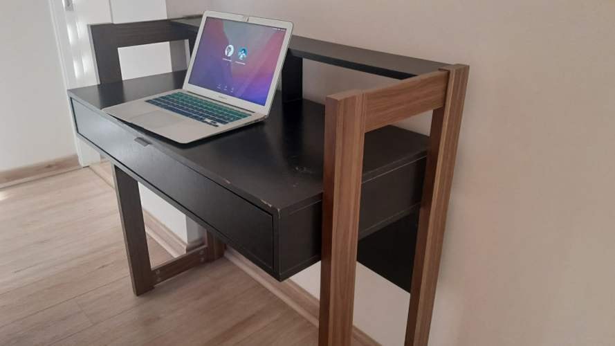 <p>Vendo escritorio PC, Homeoffice, para espacios pequeños</p>