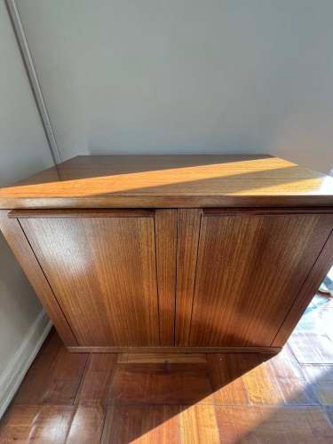 <p>MUEBLE GABINETE 2 PUERTAS (madera, directo a piso)</p>