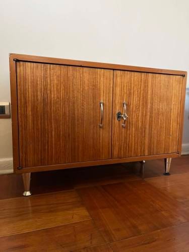 <p>MUEBLE GABINETE/ RACK 2 PUERTAS (madera, con patas)</p>