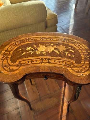 <p>MESITA BARROCA CAJONERA INTERNA (madera, 4 patas)</p>