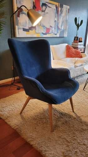 <p>Sitial terciopelo azul patas madera</p>