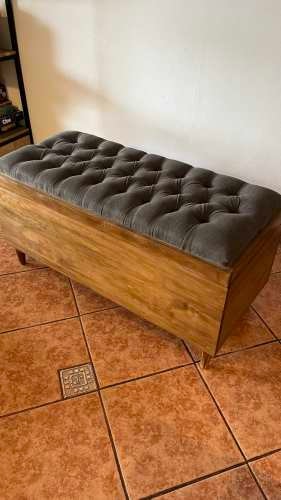 <p>Baúl de roble estilo capitoné con tapiz premium</p>