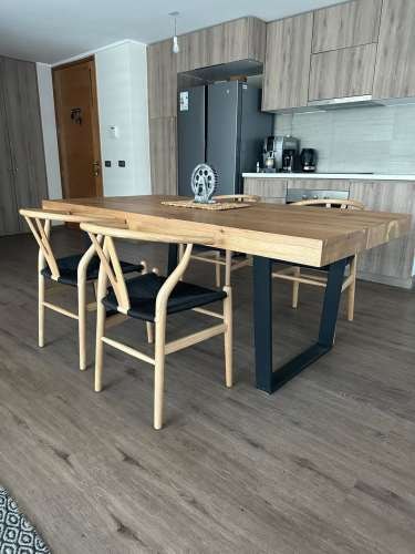<p>Mesa Meraki + 4 sillas Doms – Estado impecable – $550.000 conversable</p>