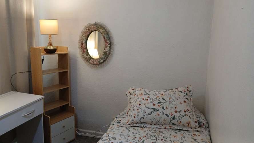 <p>Se arriendo pieza calle phillippi semi amoblada.</p> image