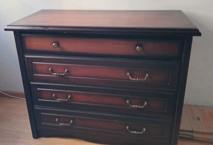 <p>Cómoda y otros muebles de madera.</p>