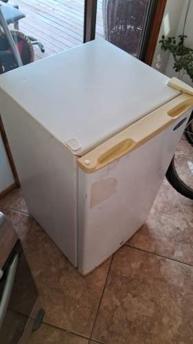 <p>FRIGOBAR IRT 120 LITROS</p>