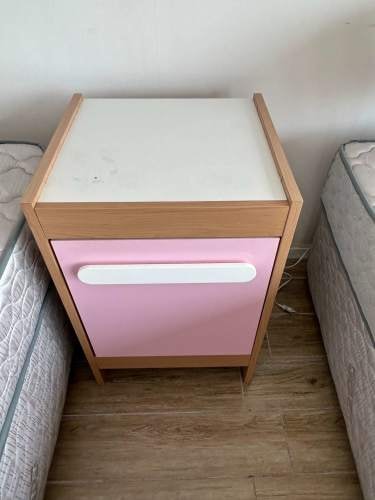 <p>Velador rosado con blanco</p>