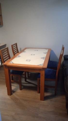 <p>Comedor madera raulí 4 sillas – 1.60 x 0.90 mts</p>