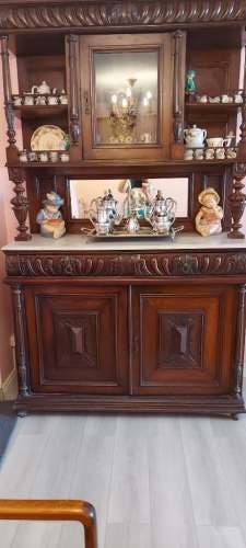 <p>Mueble antiguo de comedor</p>