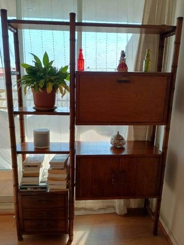 <p>Mueble de madera y bambú</p>