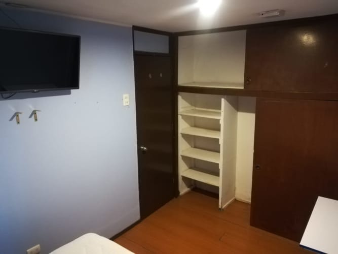 <p>arriendo habitacion amoblada para hombre solo</p> image