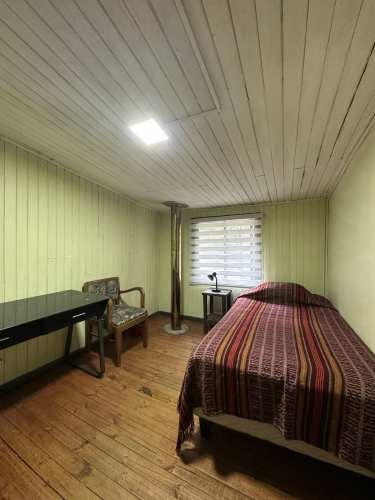 <p>Dormitorio amoblado a pasos del centro de Concepción</p>