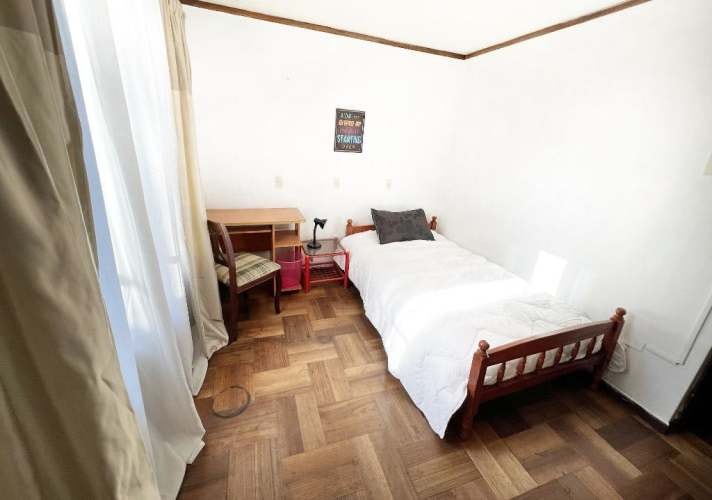 <p>Se arrienda amplia pieza habitación para estudiante o persona que trabaje</p>