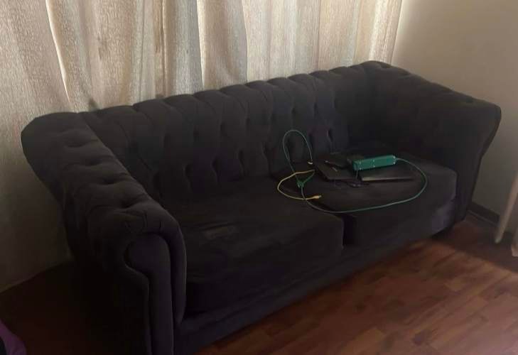 <p>Sofá negro usado</p>