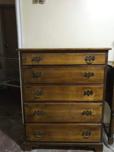 <p>CÓMODA ANTIGUA, BUFFET Y VELADORES (distintos valores)</p>