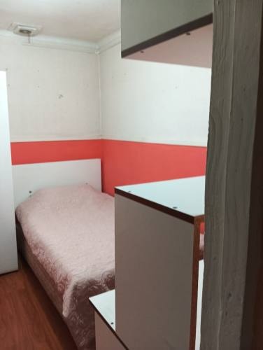 <p>Habitación hombre mayor, cerca de estación Metro Rondizzoni</p>