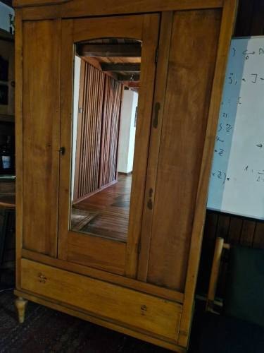 <p>Ropero de madera</p>