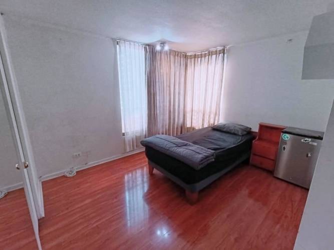 <p>Se arrienda habitación grande con baño privado y walking closet – Santiago Centro, cerca de Metros</p>