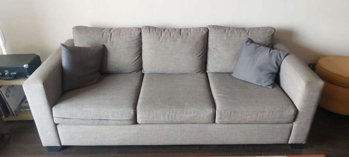 <p>Sofá tela , buen estado , color gris</p>