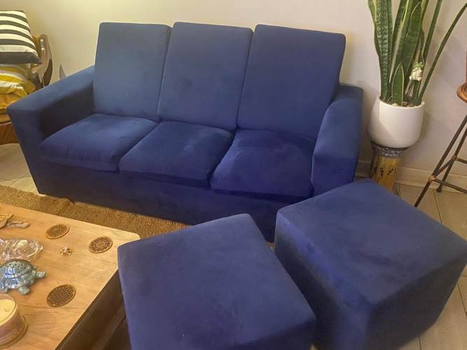 <p>vendo sillón y dos pufs, color azul , excelente estado</p>