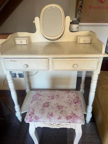 <p>Mueble pituquero madera patinada con espejo y banca</p>