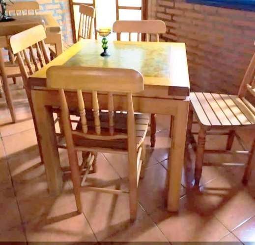 <p>Mesa de rauli con superficie de piedra tratada</p>