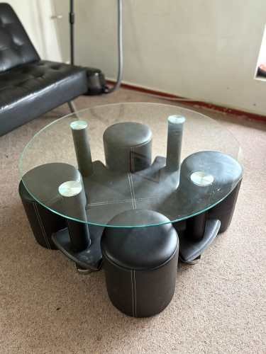 <p>Mesita de vidrio y cuero con 4 banquetas</p>