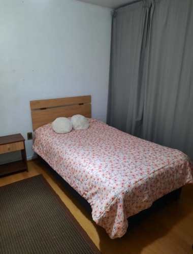 <p>Arriendo habitación con baño</p>