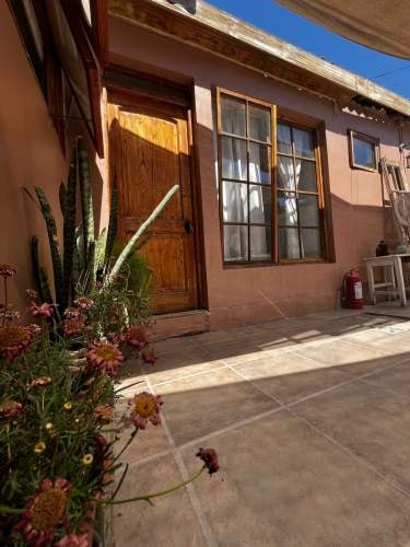 <p>Se arrienda habitación, con baño privado</p> image