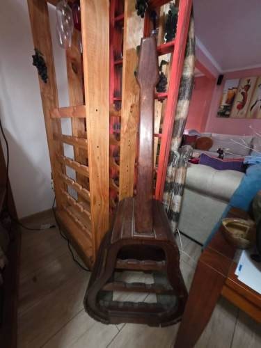 <p>Bar, botellero y copero y guitarra para vinos</p>