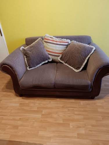 <p>Sofa dos cuerpos buen estado</p>
