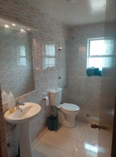 <p>Arriendo mensual habitación matrimonial con baño privado en Lomas de San Andres</p>