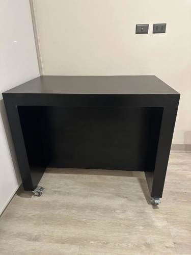 <p>Mueble tipo isla con ruedas</p>