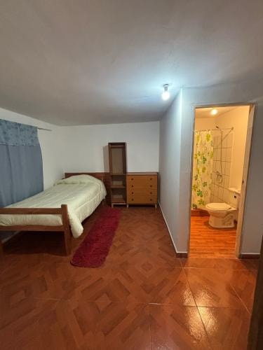<p>Se arriendan piezas amplias con baño privado.</p>