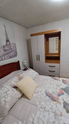<p>Habitación para mujer, cómoda y hermosa</p> image