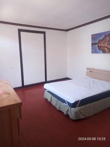 <p>Arrienda habitación con baño privado centro La Serena</p>