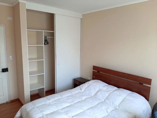 <p>Habitación para estudiante con baño privado, a media cuadra de UTFSM</p>