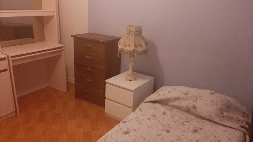 <p>Pieza en pasaje cerrado, cerca del metro Vicente Valdés</p>