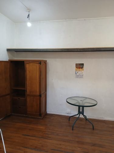 <p>Amplia pieza amoblada para JOVEN SOLO: Metro Cumming</p>