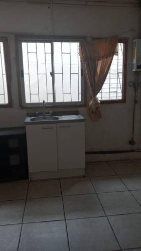 <p>Pieza con baño y cocina</p> image