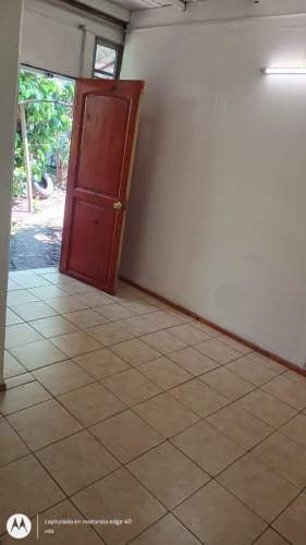 <p>Habitación con baño independiente</p>