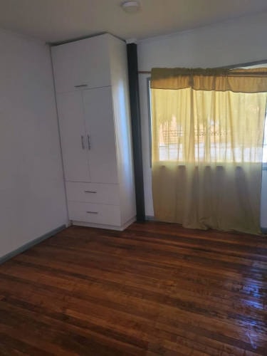 <p>Pieza con cocina y baño entrada independiente</p> image